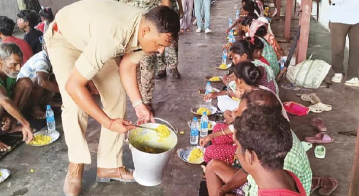 জলপাইগুড়ির বিপর্যস্ত এলাকায় নিজের হাতে ত্রাণ বিলি পুলিশ সুপারের