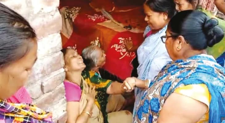 করাতে স্ত্রী, পুত্রের গলা কেটে আত্মঘাতী স্বামী