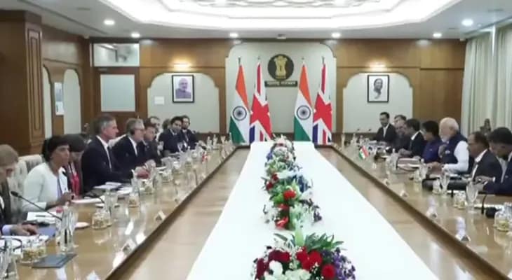 মুম্বইয়ে বৈঠকে বসলেন প্রধানমন্ত্রী নরেন্দ্র মোদি এবং ব্রিটেনের প্রধানমন্ত্রী কির স্টারমার