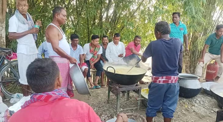 ময়নাগুড়ির বেতগাড়ায় ত্রাণ শিবিরে চলছে রান্না, রোজ পাত পড়ছে হাজার জনের