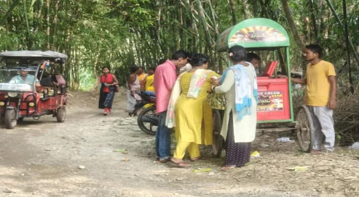 আমগুড়িতে ভিড় বাড়ছে বহিরাগতদের খাবারের দোকান খুলে আয়ের খোঁজ