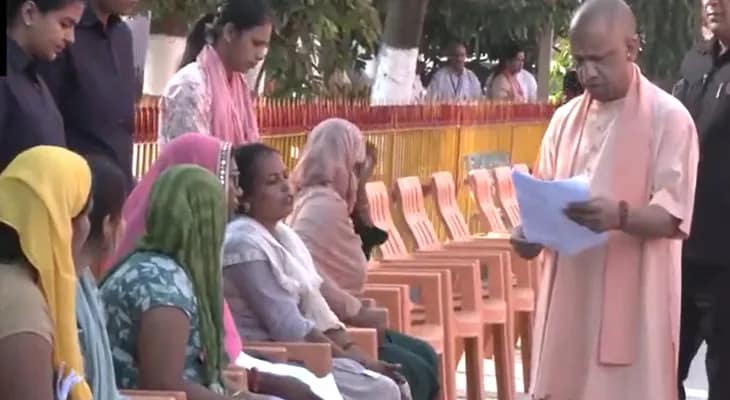 উত্তরপ্রদেশের গোরক্ষপুরে জনতা দর্শন কর্মসূচিতে মুখ্যমন্ত্রী যোগী আদিত্যনাথ