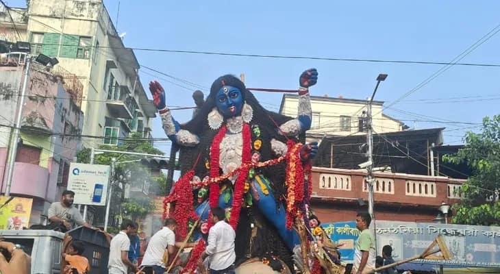 নব যুবক সংঘের কালী প্রতিমা চলেছে মণ্ডপের পথে