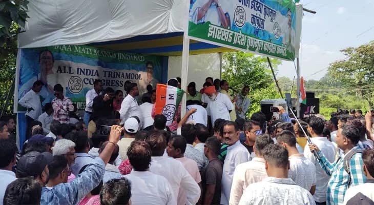 ডিভিসির পাঞ্চেত ড্যামের সামনে ধর্না অবস্থানে তৃণমূল