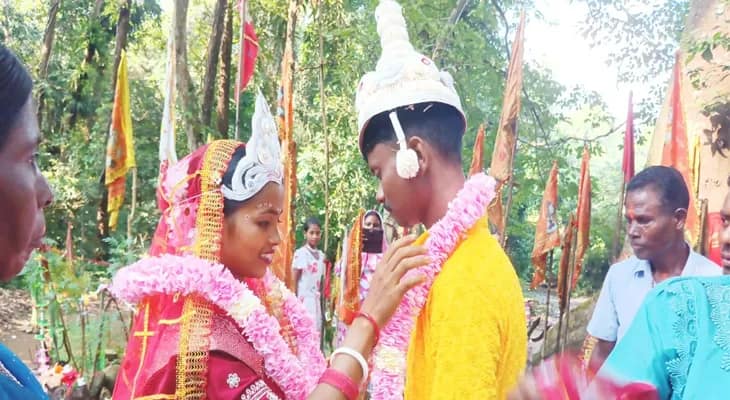 জঙ্গলেই বসল বিয়ের আসর