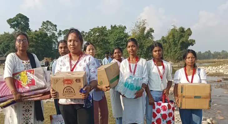 নাগরাকাটায় বন্যা দুর্গতদের পাশে চা বাগানের মেয়েরা