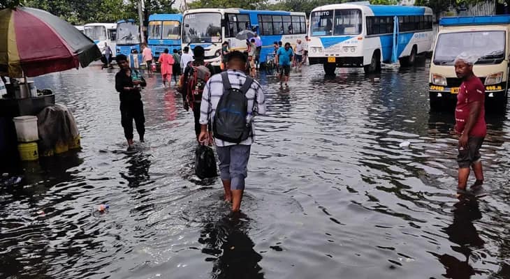 শহর কলকাতায় ভারী বৃষ্টির জেরে জলমগ্ন ধর্মতলা বাস স্ট্যান্ড
