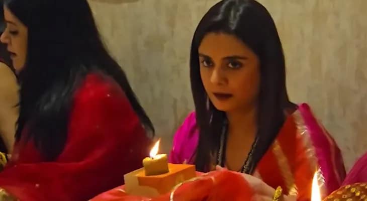 স্বামীর মঙ্গল কামনায় দেশের একাধিক এলাকায় বাড়ি বাড়ি করবা চৌথ পালন করছেন স্ত্রীরা