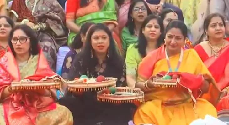 করবা চৌথের উৎসবে শামিল হলেন দিল্লির মুখ্যমন্ত্রী রেখা গুপ্তা