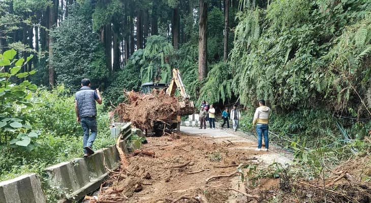ধসের জন্য দায়ী ভঙ্গুর চরিত্রের পাথর, দোসর বেলাগাম নির্মাণ