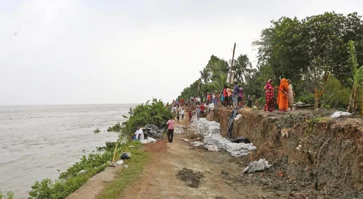 মহিষাদলে কোটি টাকা খরচে তৈরি নদীবাঁধ মাত্র একমাসেই ধসে গেল