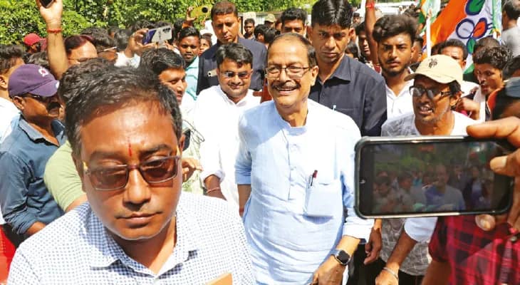 ঝাড়খণ্ডে ডিভিসির অফিস ঘেরাও করে তুমুল বিক্ষোভ তৃণমূলের