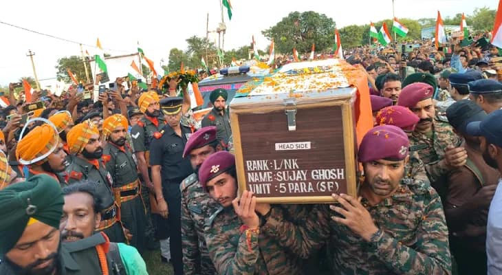 কাশ্মীরে নিহত জওয়ান সুজয় ঘোষের নিথর দেহ ফিরল বীরভূমের গ্রামে
