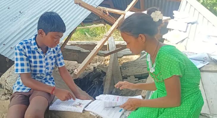 বন্যায় ভেঙে পড়া টিনের ঘরের চালে শুকোচ্ছে বই-খাতা! ঘুরে দাঁড়াতে মরিয়া অদিতি-শুভদীপরা