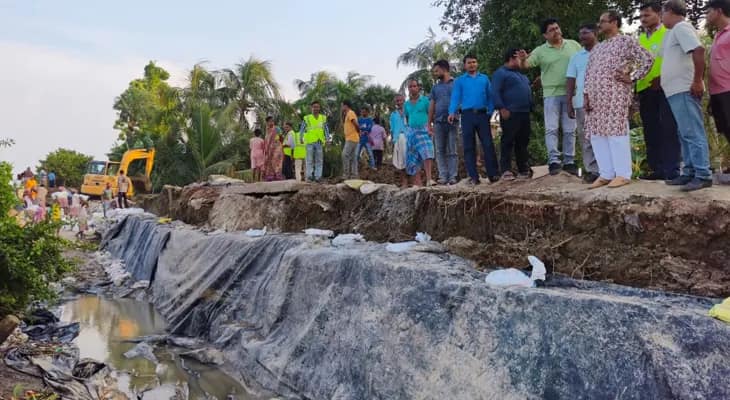 মহিষাদলে বাড় অমৃতবেড়িয়ায় রূপনারায়ণের নদী বাঁধ মেরামতের কাজ খতিয়ে দেখছেন বিধায়ক তিলক চক্রবর্তী ও বিডিও বরুণাশিস সরকার