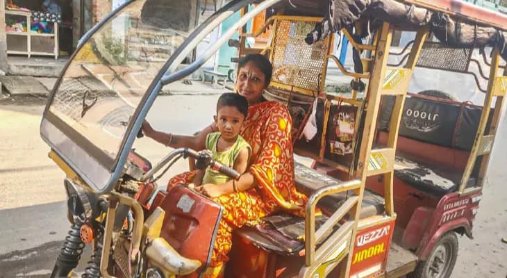 ছেলেকে কোলে নিয়েই টোটো চালান স্বনির্ভরতার প্রতীক কৃষ্ণনগরের শিউলি