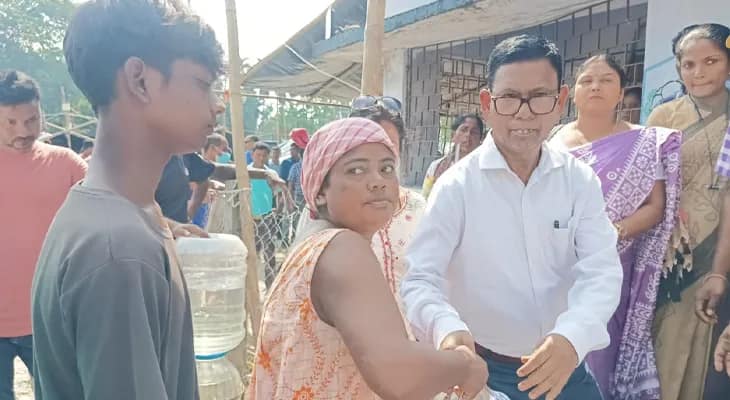 বন্যা বিধ্বস্ত নাগরাকাটার টন্ডু গ্রামে ত্রাণ বিলি করছেন রাজ্যের আদিবাসী ও অনগ্রসর শ্রেণীকল্যাণ মন্ত্রী বুলুচিক বরাইক