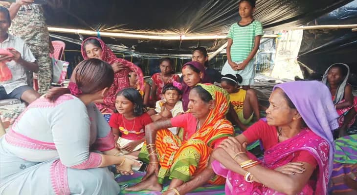 নাগরাকাটার টন্ডুতে ত্রাণ শিবিরে দুর্গতদের সঙ্গে কথা বললেন জলপাইগুড়ির জেলাশাসক শমা পারভীন