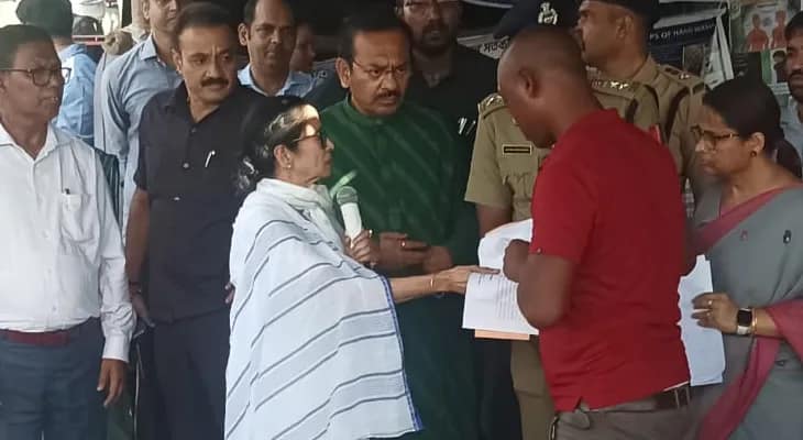 বামনডাঙা মডেল ভিলেজে মৃতদের পরিবার পিছু একজনের হাতে হোমগার্ডের চাকরির নিয়োগপত্র তুলে দিলেন মুখ্যমন্ত্রী