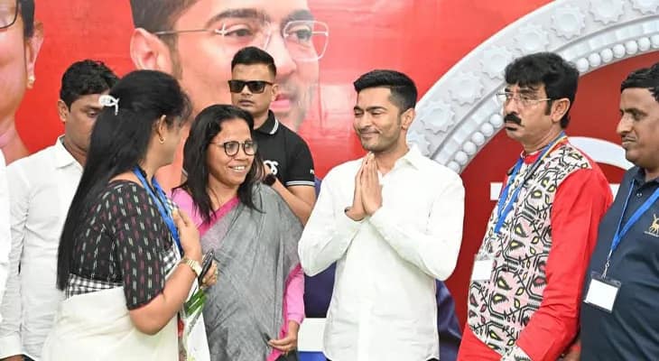 ডায়মন্ডহারবারের আমতলায় বিজয়া সম্মিলনি, রয়েছেন সাংসদ অভিষেক বন্দ্যোপাধ্যায়
