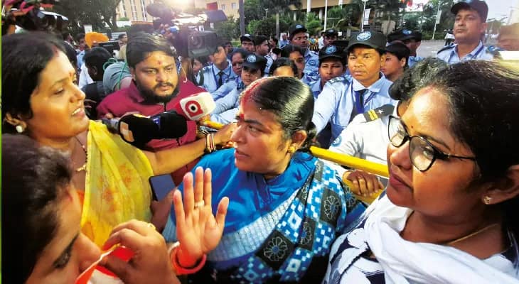 বিতর্ক উসকে দুর্গাপুরে পদ্মের ধর্নামঞ্চে নির্যাতিতার বাবা