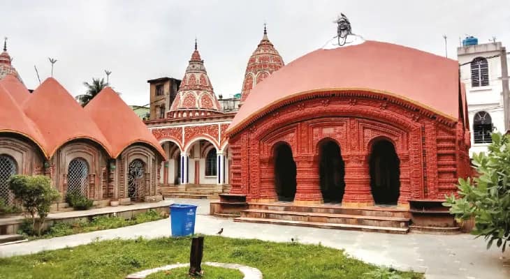 মা চান না, বহরমপুরের দয়াময়ী কালীমন্দিরে নেই বিদ্যুৎ সংযোগ, সারা বছরই মোমবাতির আলোয় পুজো হয়