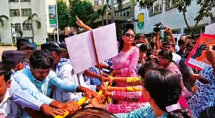 জেরায় ছিনতাইয়ের ঘটনা কবুল, ধর্ষণের কথা অস্বীকার ধৃতদের