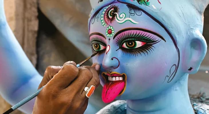 ফেরিওয়ালার ঝুড়িতে চেপে নদী পেরোন দেবী, জাগ্রত বুড়ি মা কালীর আরাধনার প্রস্তুতি বেলডাঙায়