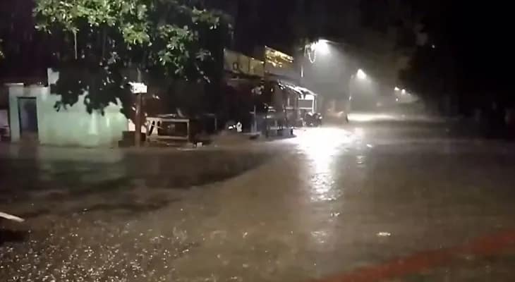 গতকাল মধ্যরাত থেকে তামিলনাড়ুর বিভিন্ন স্থানে প্রবল বৃষ্টি