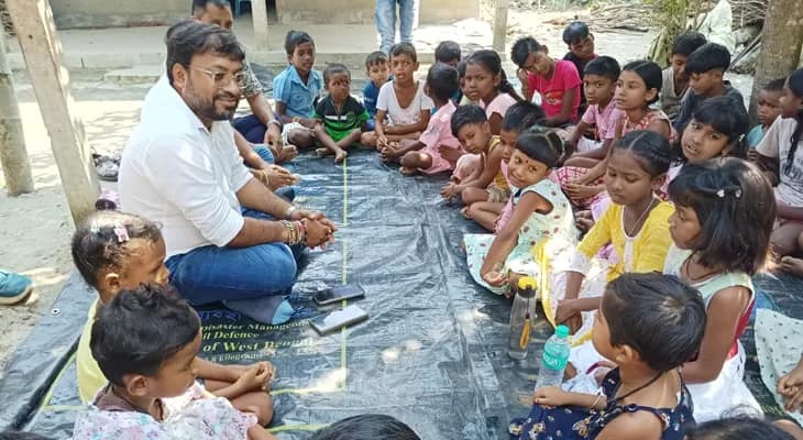 বন্যায় ক্ষতিগ্রস্ত বাড়িঘর-বইপত্র, দুর্গত এলাকায় এসে পড়াচ্ছেন বিডিও