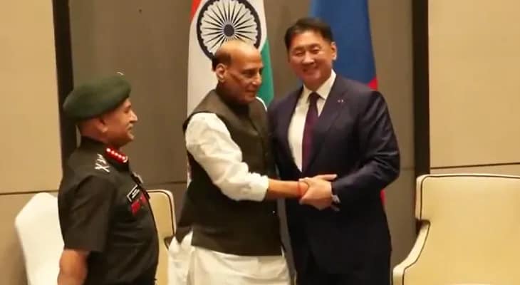 নয়াদিল্লিতে প্রতিরক্ষামন্ত্রী রাজনাথ সিংয়ের সঙ্গে দেখা করলেন মঙ্গোলিয়ার প্রেসিডেন্ট খুরেলসুক উখনা