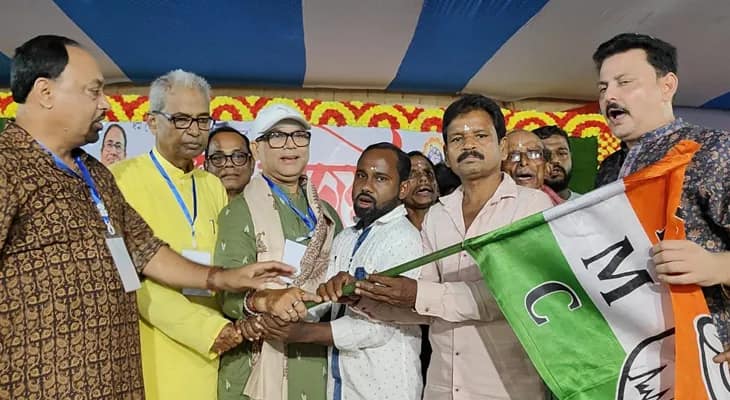 পঃ মেদিনীপুরের জাহালদাতে তৃণমূলের বিজয়া সম্মিলনি, বিজেপি ছেড়ে তৃণমূলে যোগদান শতাধিক কর্মীর, দলীয় পতাকা তুলে দিলেন জেলা তৃণমূল সভাপতি সুজয় হাজরা