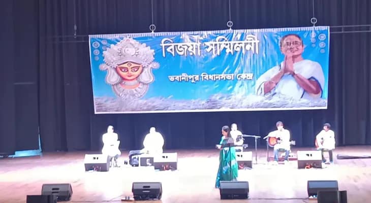 নিজের বিধানসভা কেন্দ্র ভবানীপুরের তৃণমূল কর্মী ও সাধারণ মানুষের জন্য পাহাড় থেকে মমতা বন্দ্যোপাধ্যায় বক্তব্য রাখছেন ফোন মারফৎ