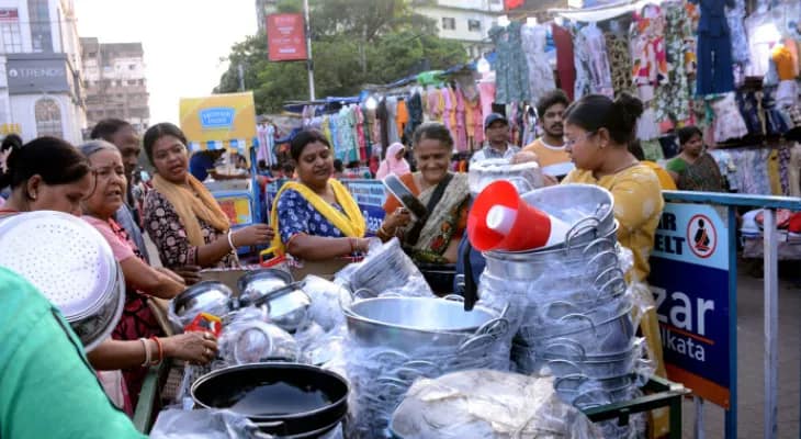পুজোর লোকসান ঘুচিয়ে ভাইফোঁটা-ছটের বাজার চাঙ্গা হচ্ছে, ব্যবসায়ীদের মুখে হাসি