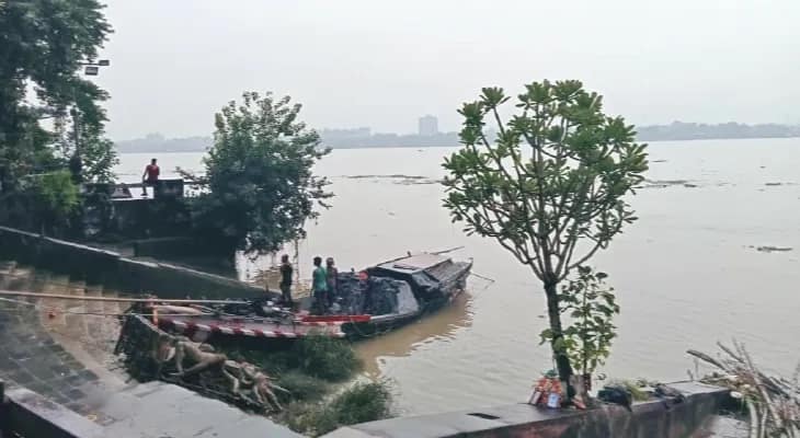 কাশী মিত্র ঘাটের প্রতিটি ধাপ মরণফাঁদ