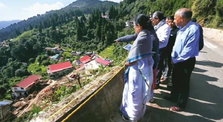 ফোটোশ্যুটের রাজনীতি নয়, বিপর্যয়ে পাশে থাকি: মমতা