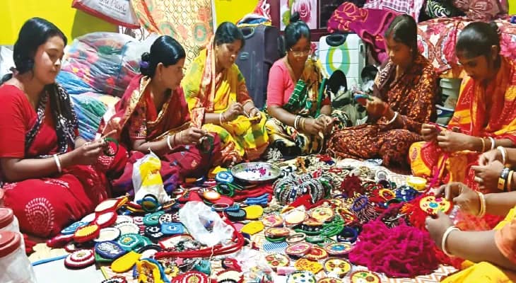 আধুনিকতার ছোঁয়ায় চাহিদা বাড়ছে পাটের জুয়েলারির, স্বনির্ভর অগ্রদ্বীপের মহিলারা