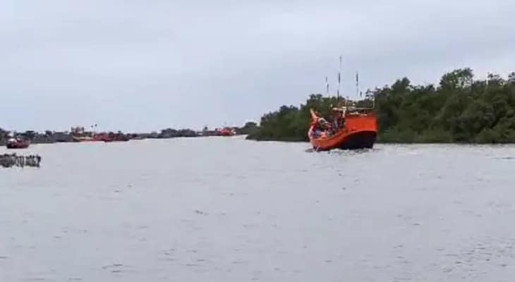 গভীর রাতে নামখানায় উল্টে গেল নৌকা, নিখোঁজ দুই মৎস্যজীবী