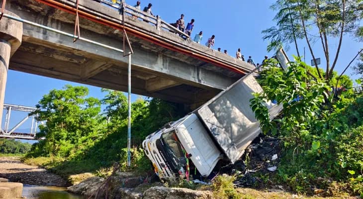 নিয়ন্ত্রণ হারিয়ে মেটেলির কূর্তি সেতুর রেলিং ভেঙে নিচে পড়ে গেল একটি ডাম্পার গাড়ি, হতাহতের খবর নেই