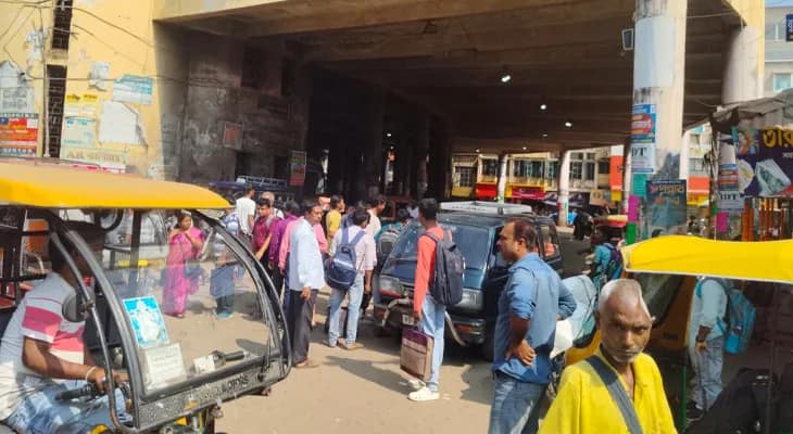 আরামবাগে অনির্দিষ্ট কালের জন্য বন্ধ বেসরকারি বাস পরিষেবা, ব্যাপক দুর্ভোগে যাত্রীরা