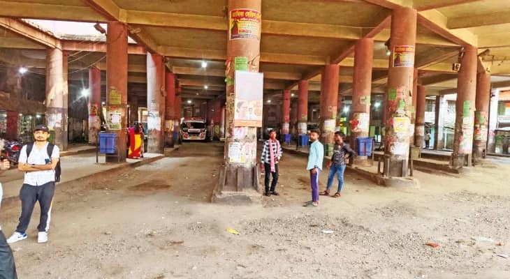 বন্ধ বেসরকারি বাস চলাচল  আরামবাগ মহকুমায় দুর্ভোগ চরমে