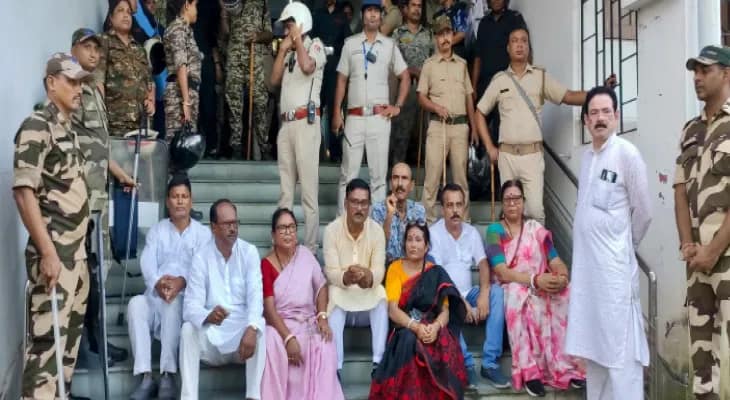 ডিএম অফিস অভিযানে এসে সিঁড়িতে বসেই আন্দোলন বিজেপি বিধায়কদের