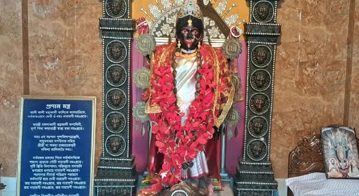 হেমতাবাদের বিদ্রোহী ক্লাবের কালীপুজোয় ডমরু প্রদর্শনী
