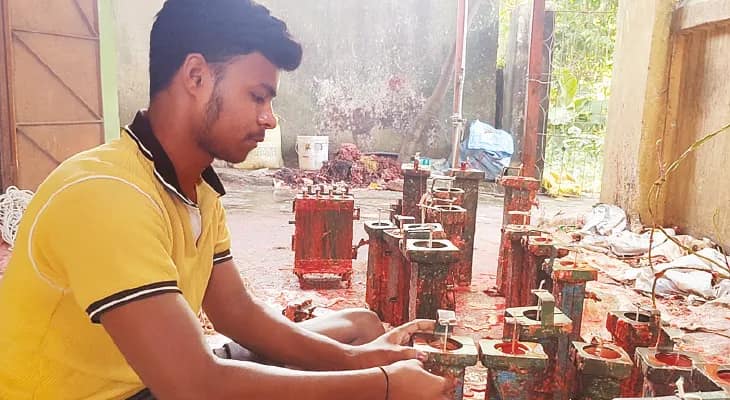 কালীপুজোর আগে বিপুল চাহিদা ব্যস্ততা তুঙ্গে কাঁকসার মোম কারখানায়