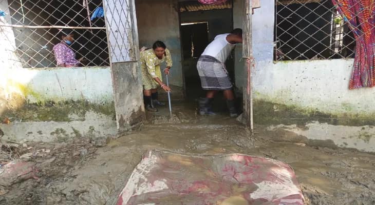 বামনডাঙার ক্ষতিগ্রস্ত বাড়িঘর সংস্কারে স্বেচ্ছাশ্রম অন্য চা বাগানের শ্রমিকদের