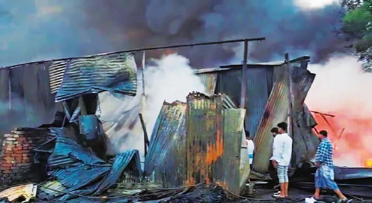 কয়েক কোটির ক্ষতি, কাছাকাছি নেই দমকল কেন্দ্র, সুজাপুরে বিধ্বংসী আগুনে ছাই ৪টি প্লাস্টিক গোডাউন, চাঞ্চল্য