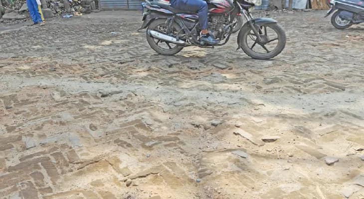 পুজোর আগে ইট দিয়ে সারাই করা  রাস্তা বেহাল, বাড়ছে দুর্ঘটনার ঝুঁকি
