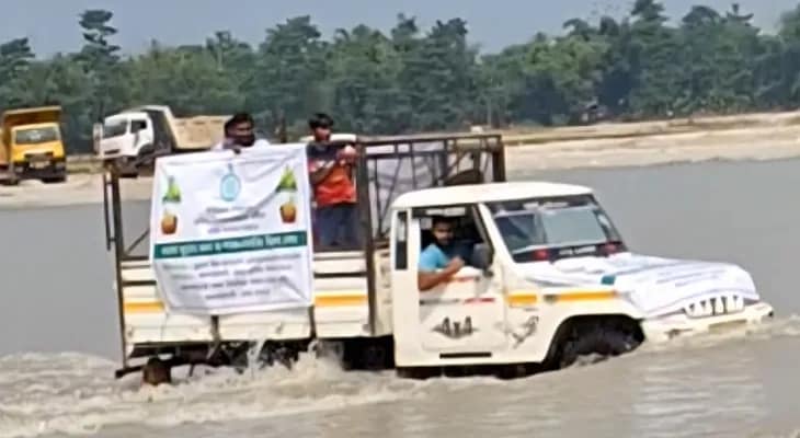 নদী পেরিয়ে নাগরাকাটার দুর্গত এলাকায় সবজি ও ফল পৌঁছে দিচ্ছে কৃষি বিপণন দপ্তর