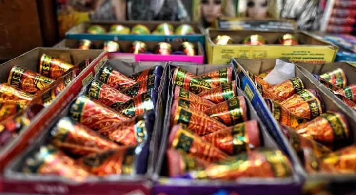 লাইসেন্স দিতে গড়িমসি, ক্ষতির  মুখে বাজি উৎপাদক ও কারবারিরা