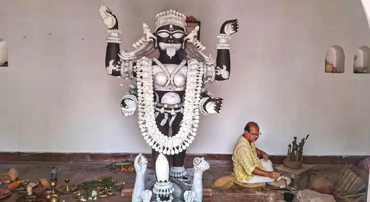 মেদিনীপুরে লচি পোদ্দারের পুজোয় শোনা যায় মায়ের নূপুরের শব্দ